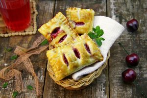 Слойка с вишневой начинкой
